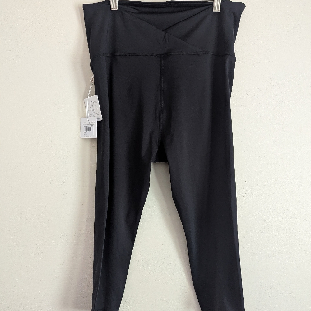 Ingrid + Isabel Maternity Performance Cropped Legging - Picture 4 of 4